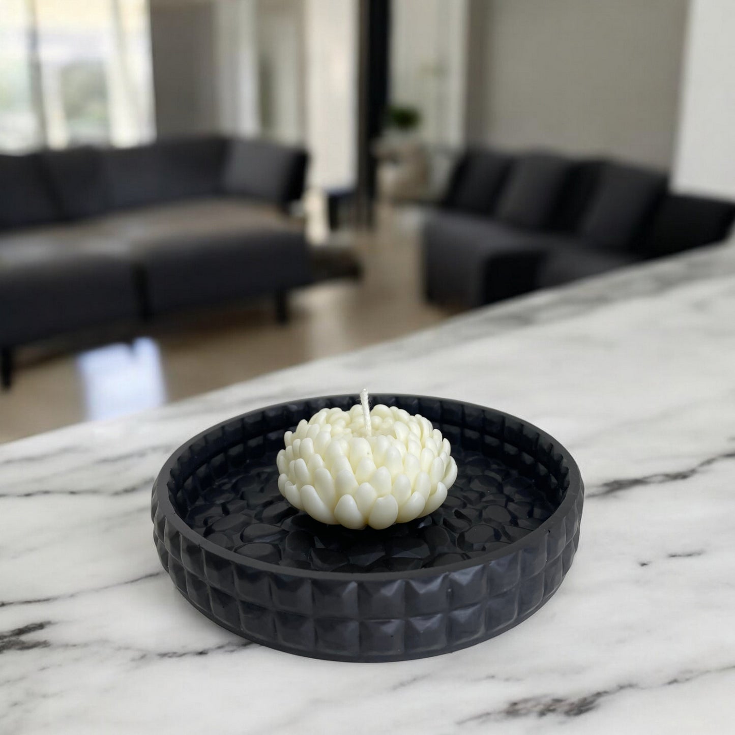 Bougie sculptée en forme de chrysanthème, cire végétale parfumée, idéale pour une ambiance cocooning et chaleureuse, couleur crème – HO'MAHA.