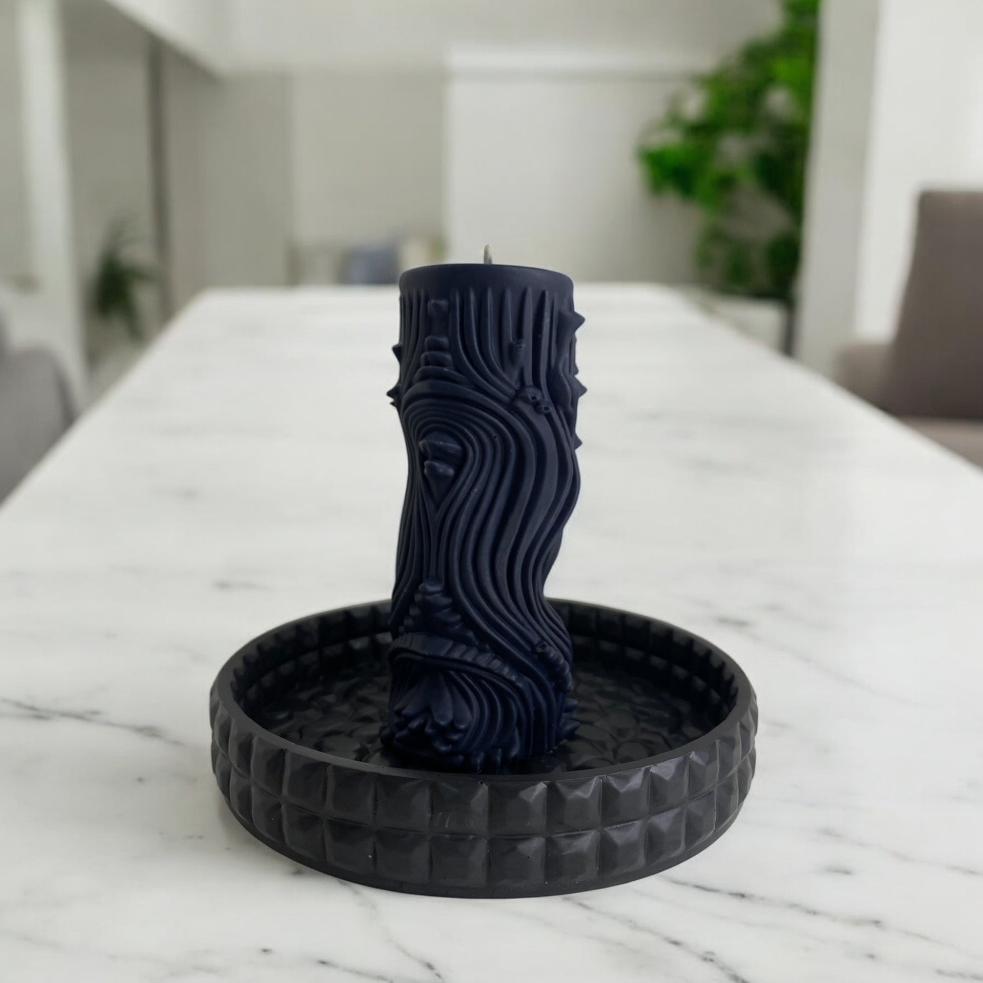 Bougie Manaus sculptée en forme de organique, cire végétale parfumée, idéale pour une ambiance cocooning et chaleureuse, couleur noir – HO'MAHA.