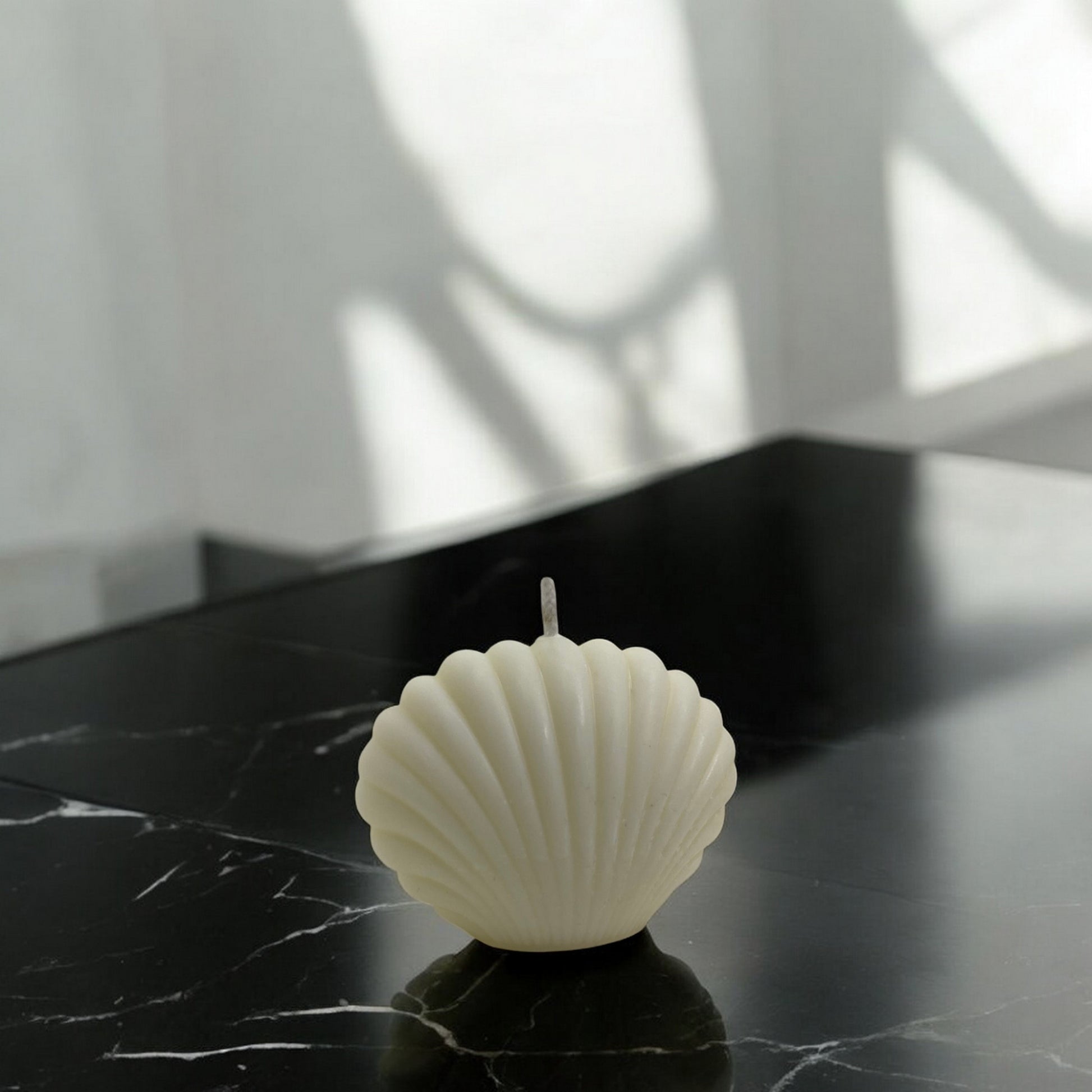 Bougie sculptée en forme de coquillage, cire végétale parfumée, idéale pour une ambiance tropicale et chaleureuse, couleur clair – HO'MAHA.