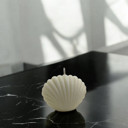 Bougie sculptée en forme de coquillage, cire végétale parfumée, idéale pour une ambiance tropicale et chaleureuse, couleur clair – HO'MAHA.
