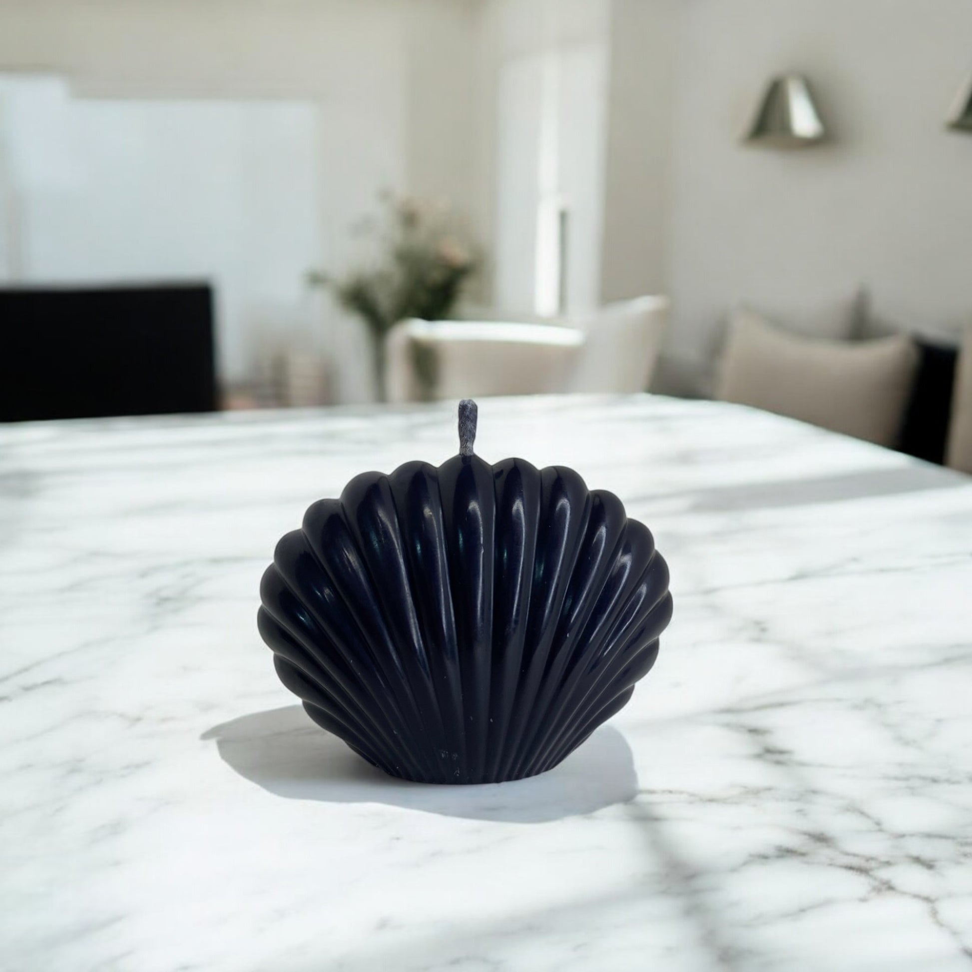 Bougie sculptée en forme de coquillage, cire végétale parfumée, idéale pour une ambiance tropicale et chaleureuse, couleur noir – HO'MAHA.