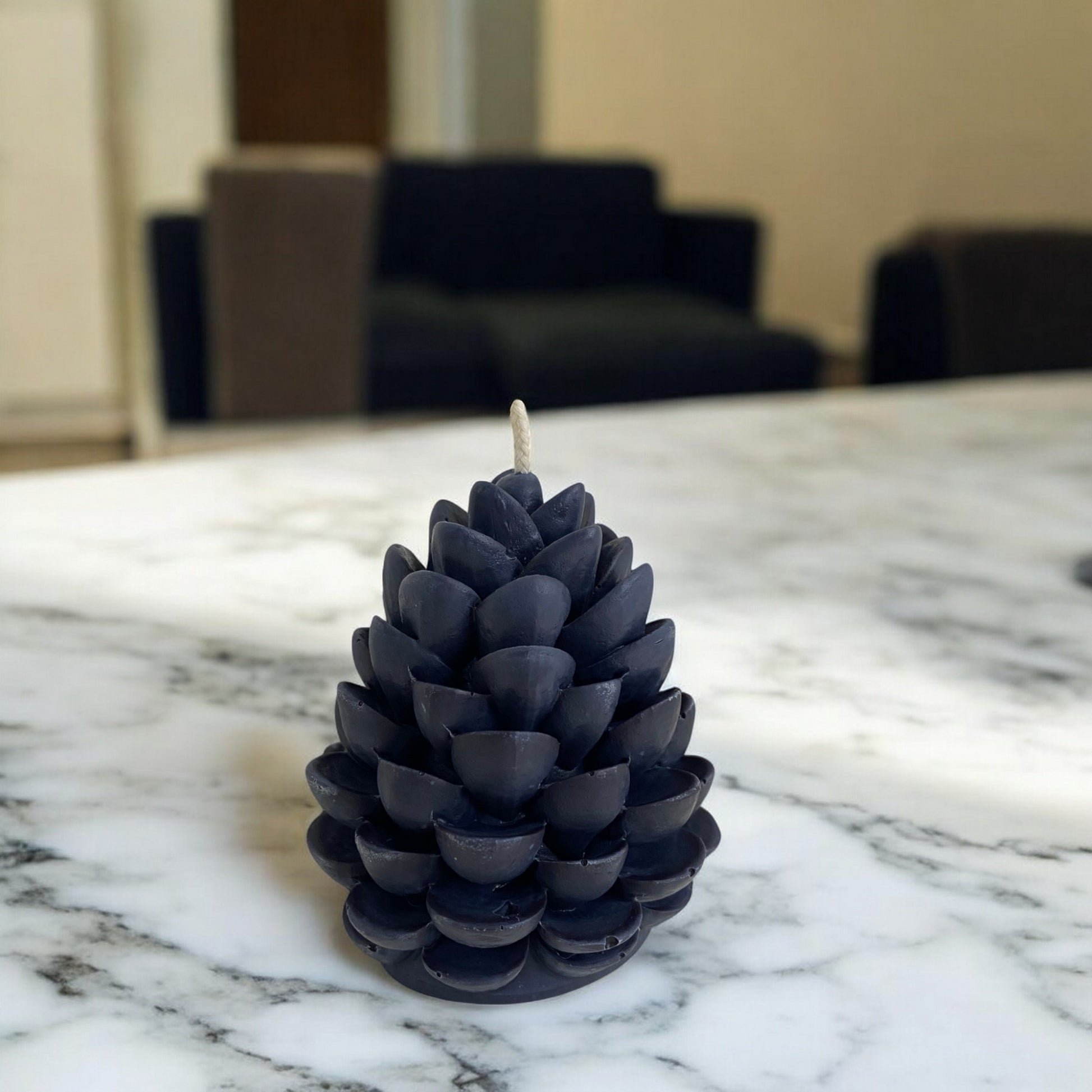 Bougie sculptée en forme de pomme de pin, cire végétale parfumée, idéale pour une ambiance cocooning et chaleureuse, couleur noire– HO'MAHA.