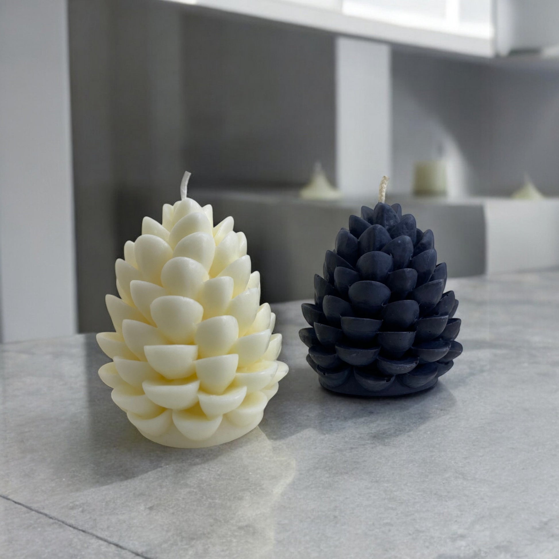Bougie sculptée en forme de pomme de pin, cire végétale parfumée, idéale pour une ambiance cocooning et chaleureuse, couleur clair et noir – HO'MAHA.