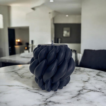 Bougie Olso, sculptée en forme de boule maille, cire végétale parfumée, idéale pour une ambiance cocooning et chaleureuse, couleur noir – HO'MAHA.