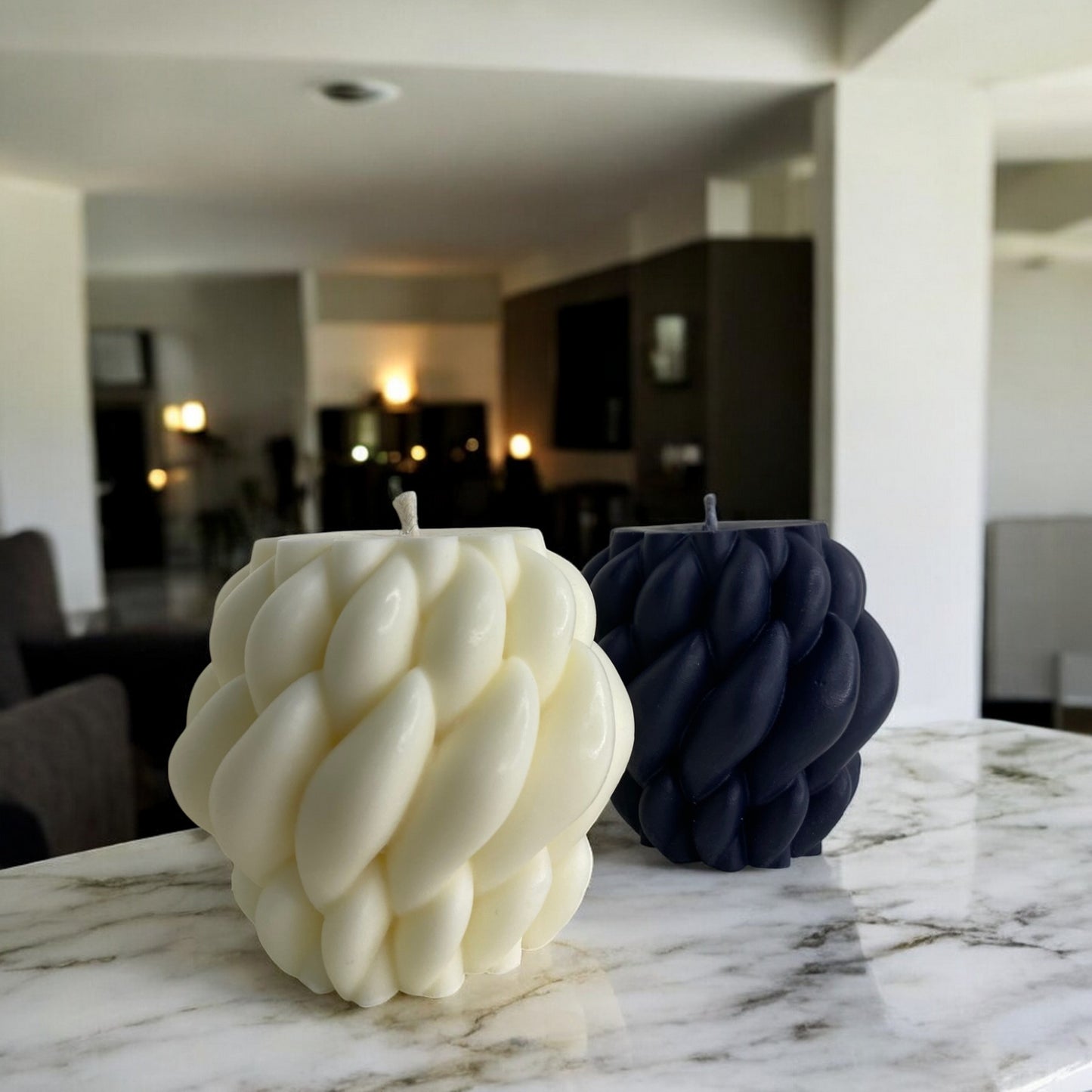 Bougie Olso, sculptée en forme de boule maille, cire végétale parfumée, idéale pour une ambiance cocooning et chaleureuse, couleur clair et noir – HO'MAHA.
