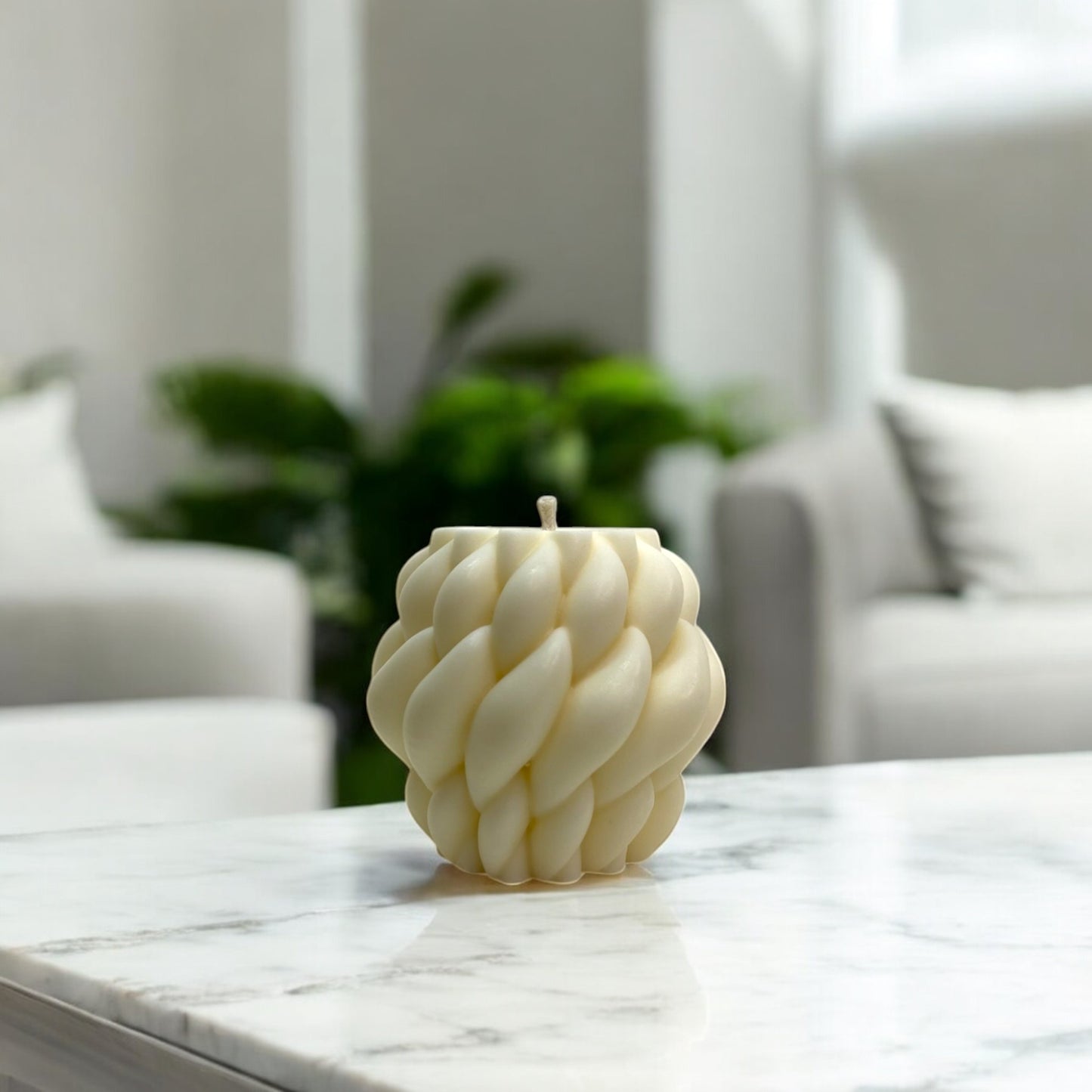 Bougie Olso, sculptée en forme de boule maille, cire végétale parfumée, idéale pour une ambiance cocooning et chaleureuse, couleur clair – HO'MAHA.