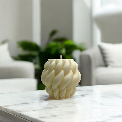 Bougie Olso, sculptée en forme de boule maille, cire végétale parfumée, idéale pour une ambiance cocooning et chaleureuse, couleur clair – HO'MAHA.