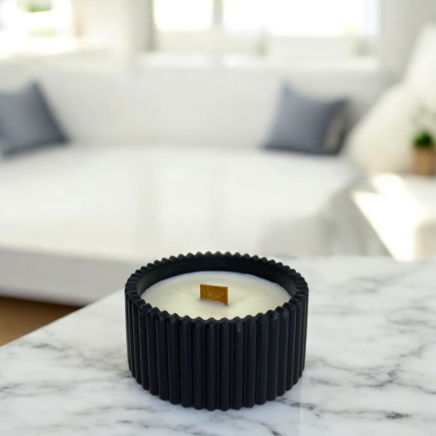 Bougie parfumée, dans un pot noir en Jesmonite, cire végétale, design minimaliste et tendance – HO'MAHA.