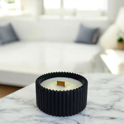 Bougie parfumée, dans un pot noir en Jesmonite, cire végétale, design minimaliste et tendance – HO'MAHA.