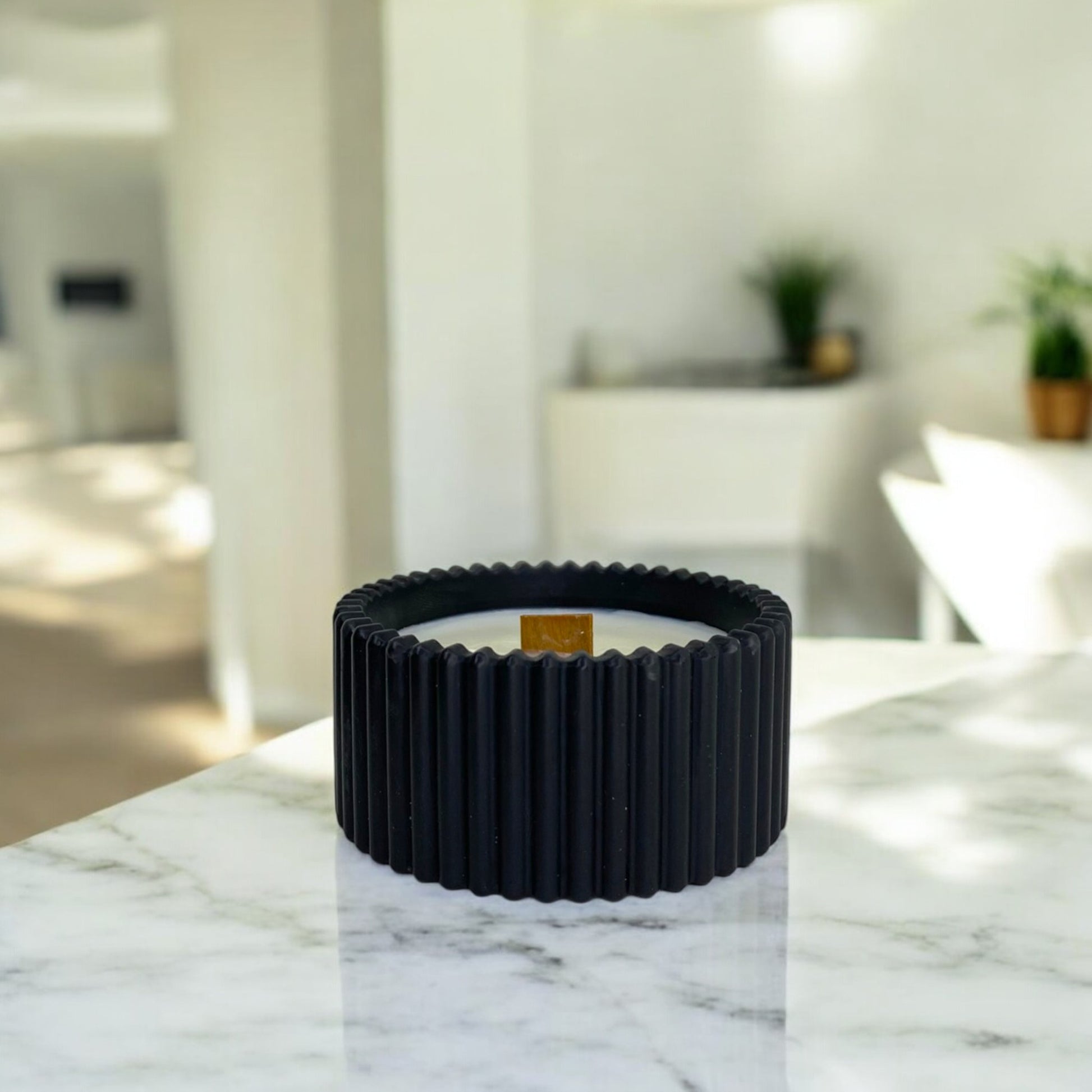 Bougie parfumée, dans un pot noir en Jesmonite, cire végétale, design minimaliste et tendance – HO'MAHA.