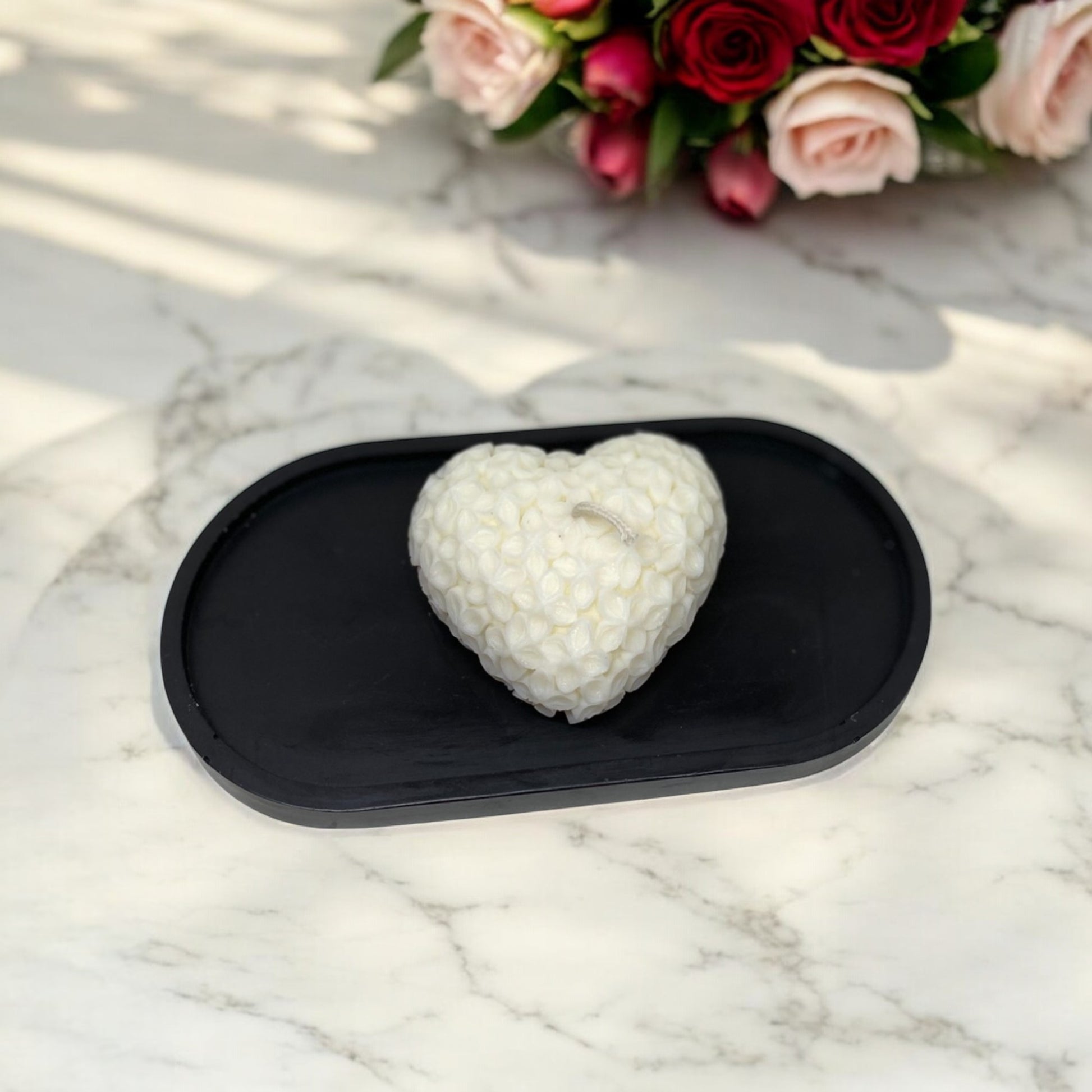 Bougie décorative parfumée en cire végétale, forme coeur avec des motifs fleurs, couleur blanche, fabriquée à la main – HO'MAHA.