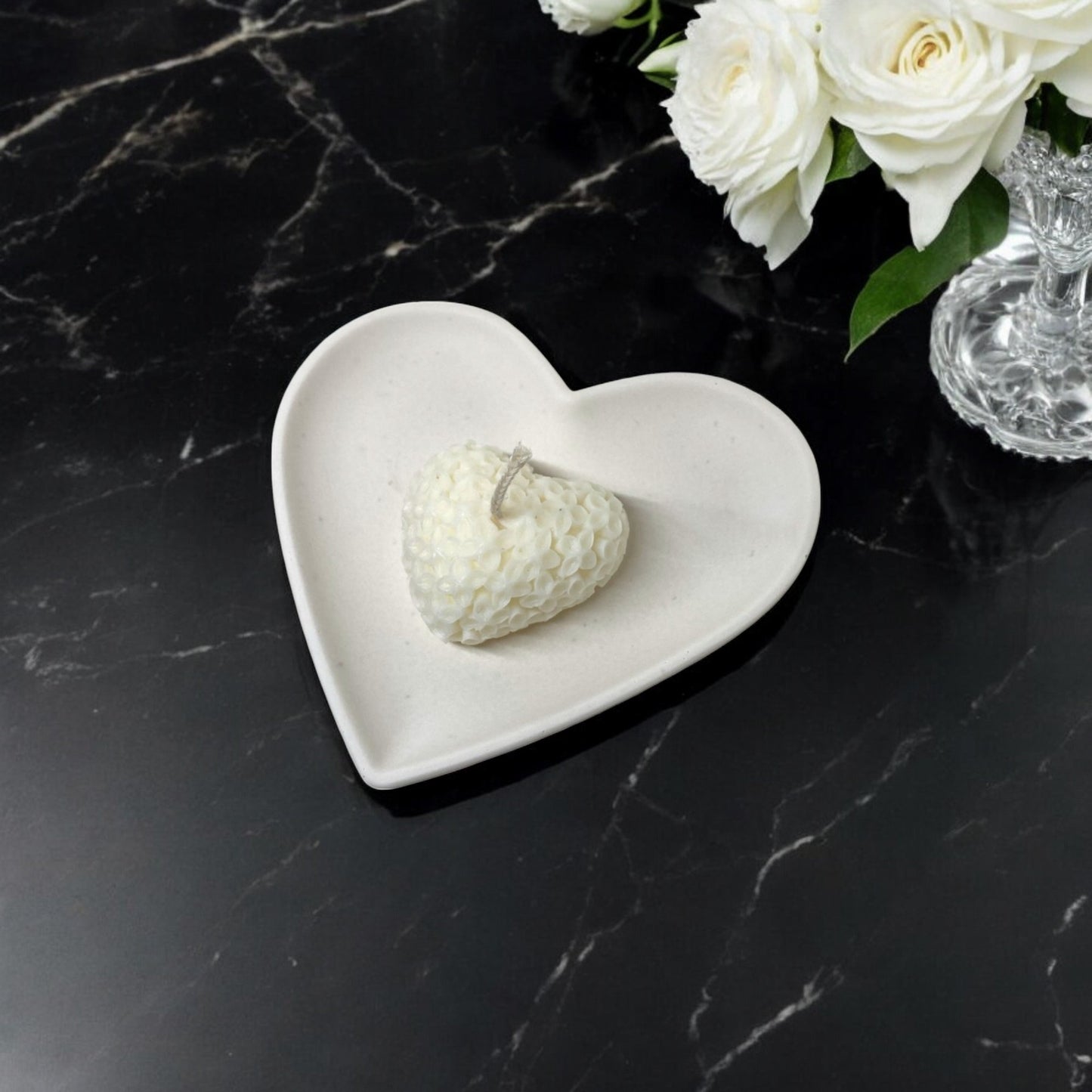 Bougie décorative parfumée en cire végétale, forme de coeur motif fleurs, couleur blanche, fabriquée à la main – HO'MAHA.