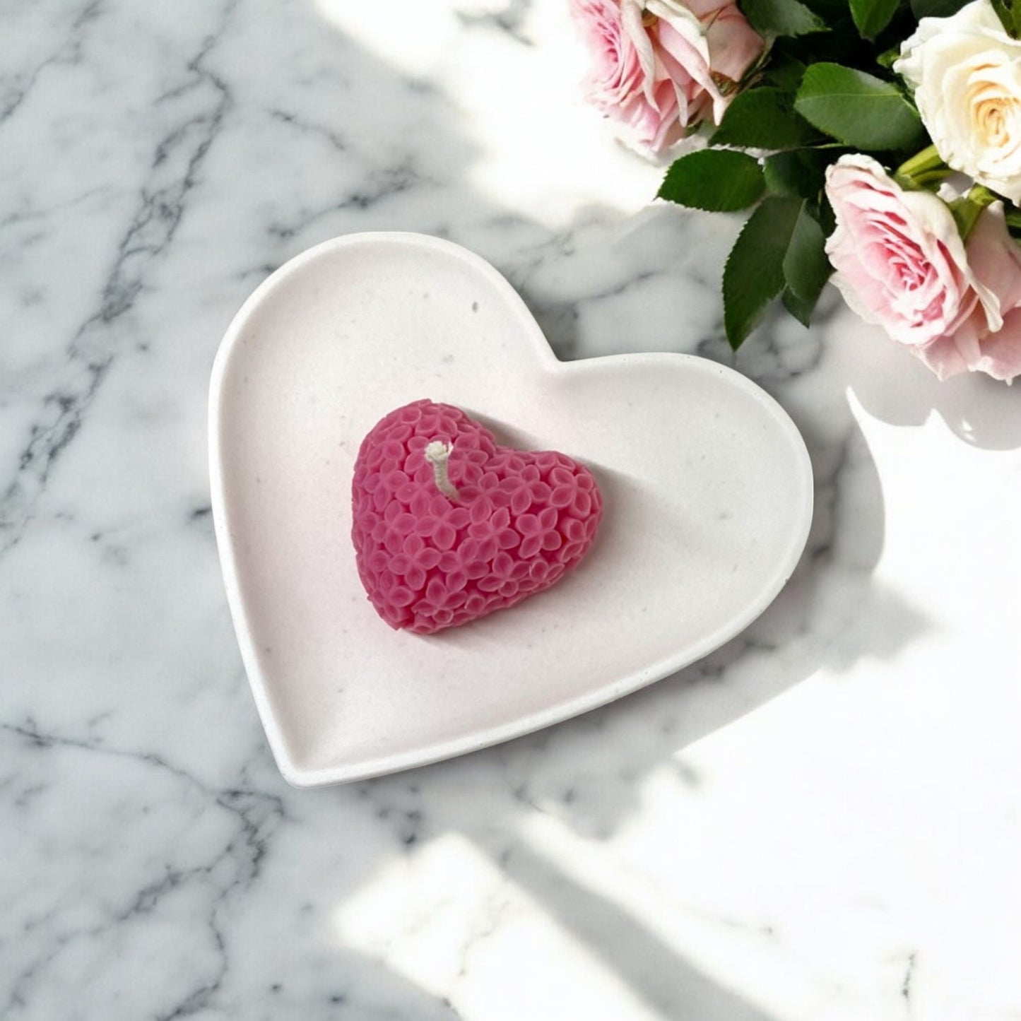 Bougie décorative parfumée en cire végétale, forme de coeur motif fleurs, couleur rose, fabriquée à la main – HO'MAHA.