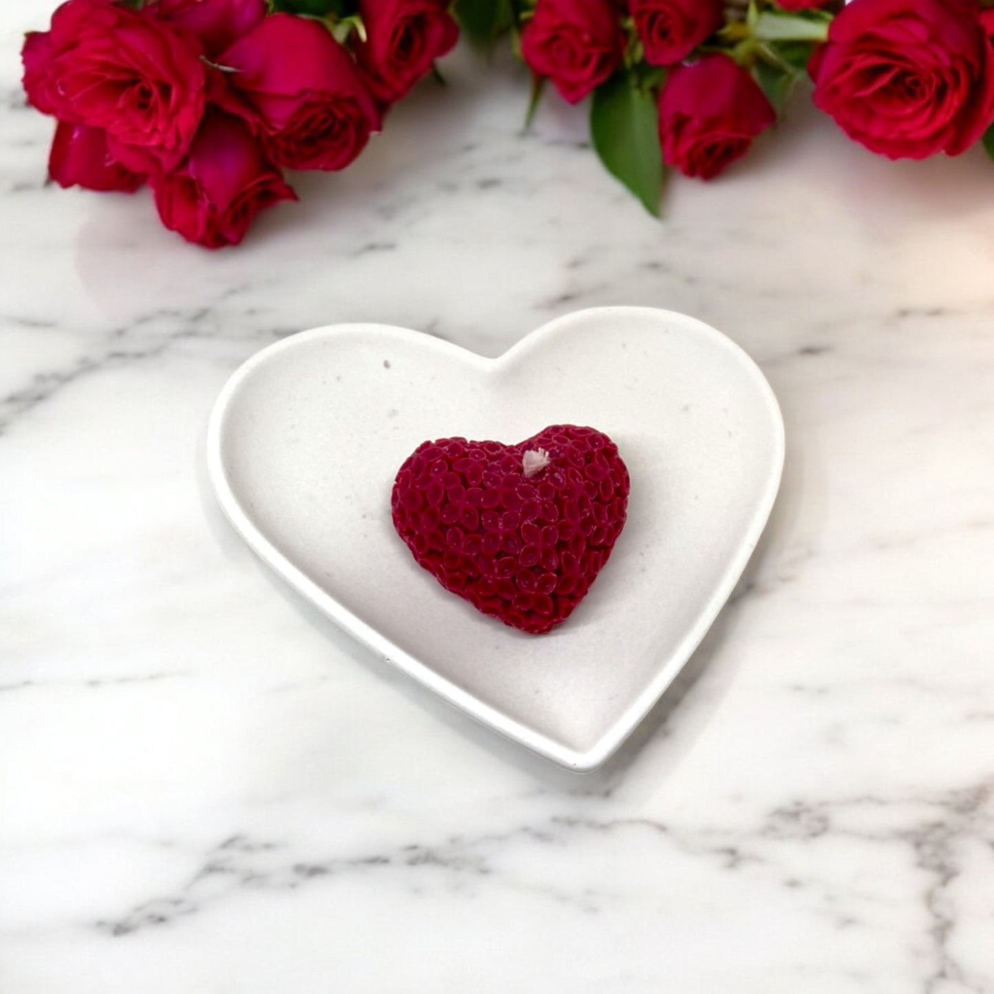 Bougie décorative parfumée en cire végétale, forme de coeur motif fleurs, couleur rouge bordeau, fabriquée à la main – HO'MAHA.