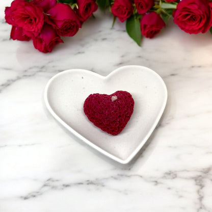 Bougie décorative parfumée en cire végétale, forme de coeur motif fleurs, couleur rouge bordeau, fabriquée à la main – HO'MAHA.