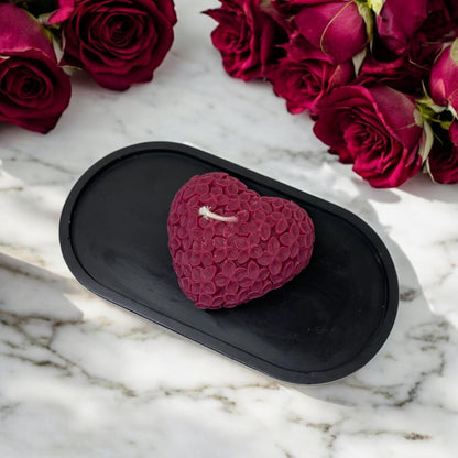 Bougie décorative parfumée en cire végétale, forme coeur avec des motifs fleurs, couleur rouge bordeau, fabriquée à la main – HO'MAHA.