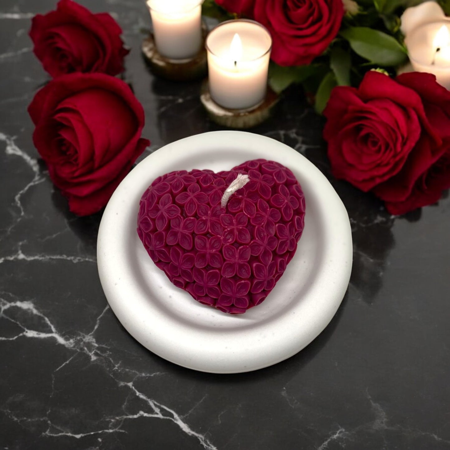 Bougie décorative parfumée en cire végétale, en forme de coeur avec motif fleurs, couleur rouge bordeau, fabriquée à la main – HO'MAHA.