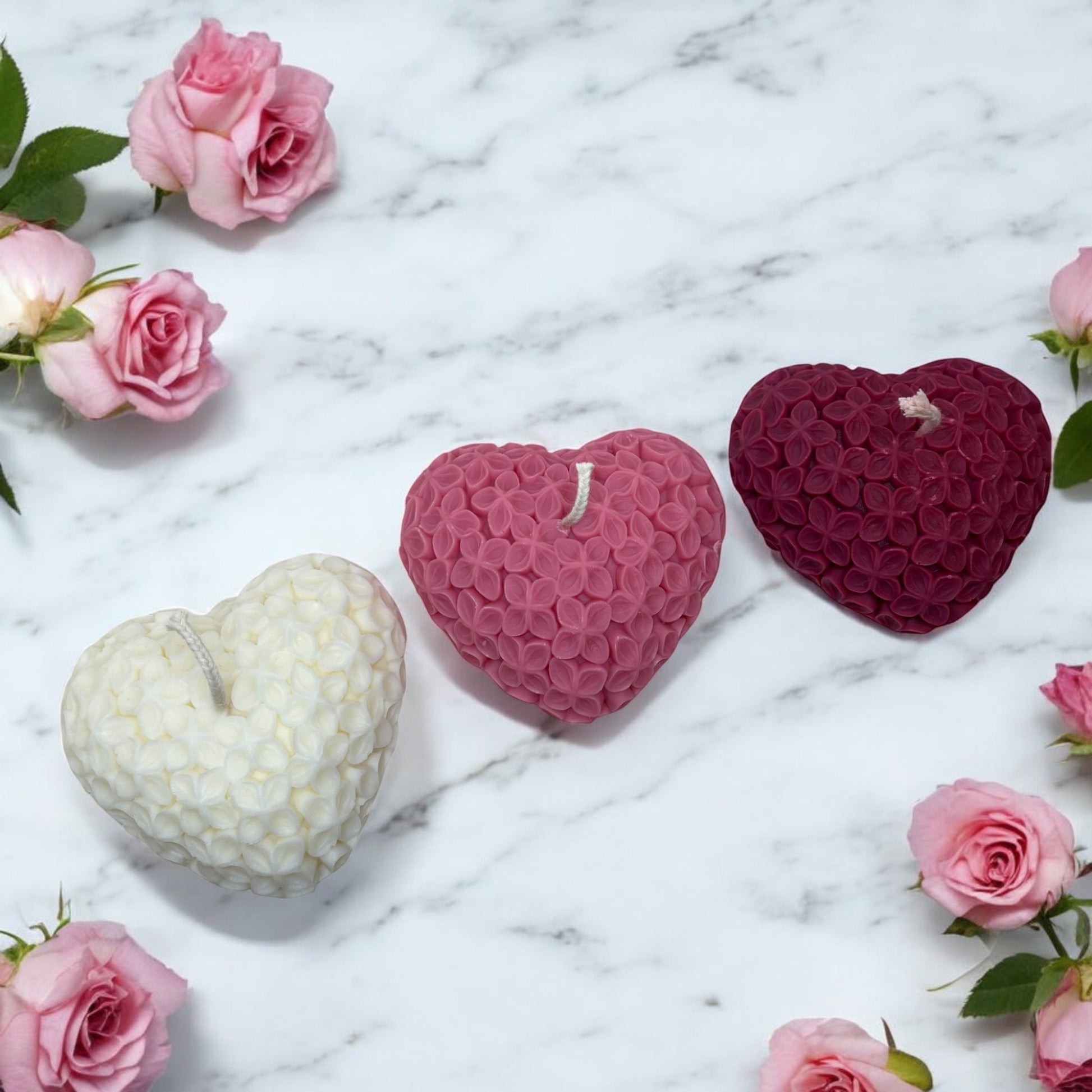 Bougie décorative parfumée en cire végétale, en forme de coeur avec motif fleurs, tricolore, fabriquée à la main – HO'MAHA.