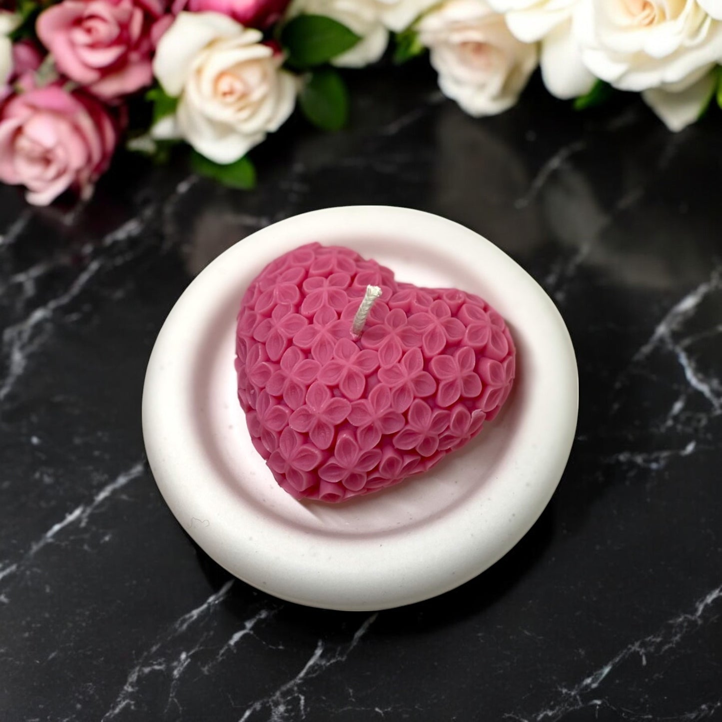 Bougie décorative parfumée en cire végétale, en forme de coeur avec motif fleurs, couleur rose, fabriquée à la main – HO'MAHA.