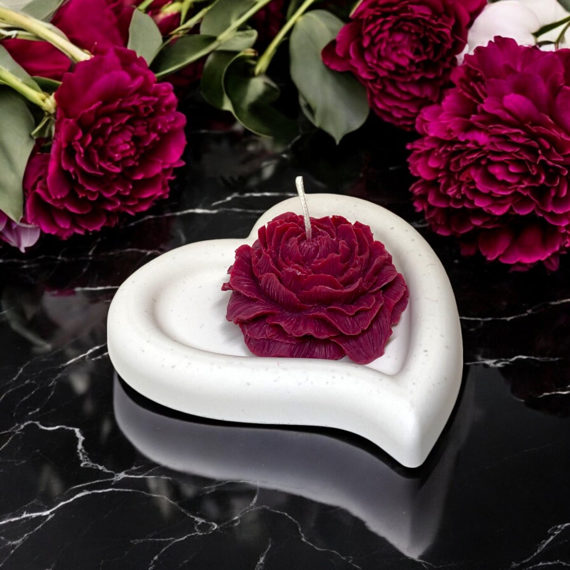 Bougie décorative parfumée en cire végétale, forme de pivoine, couleur rouge bordeau, fabriquée à la main – HO'MAHA.