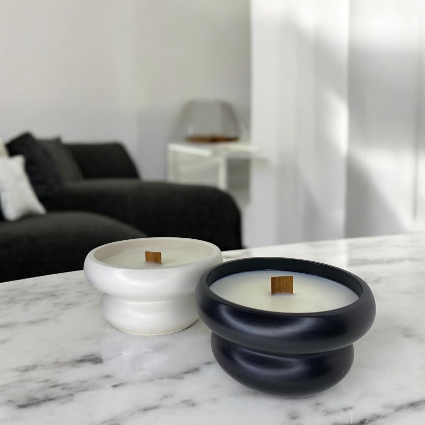Bougie petra parfumée, fabriquée en France, dans un pot Jesmonite beige et noir, fait main, style épuré et élégant – HO'MAHA.