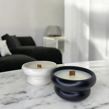 Bougie petra parfumée, fabriquée en France, dans un pot Jesmonite beige et noir, fait main, style épuré et élégant – HO'MAHA.