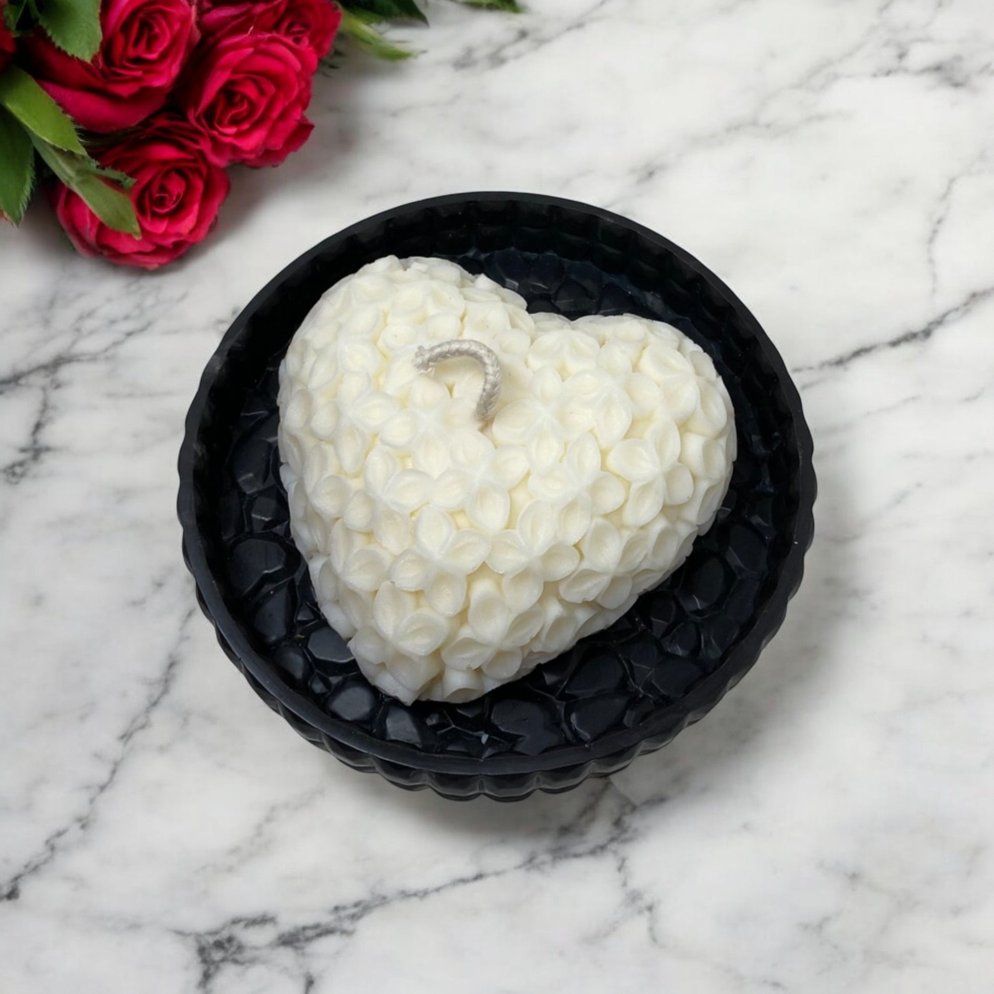 Bougie décorative parfumée en cire végétale, en forme de coeur avec motif fleurs, couleur blanche, fabriquée à la main – HO'MAHA.