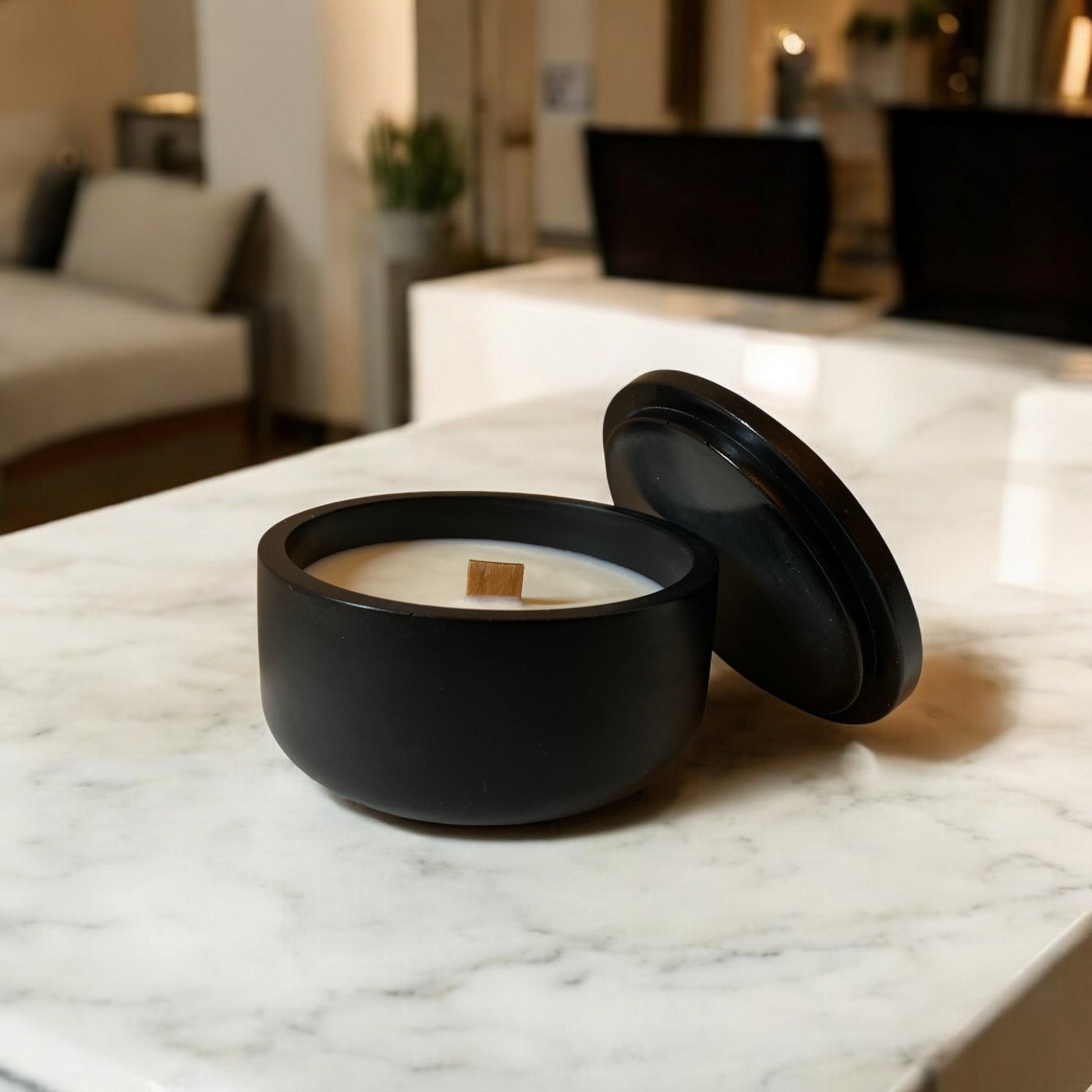 Bougie  Kyoto parfumée, fabriquée en France, dans un pot Jesmonite noir fait main, style épuré et élégant, couleur noir – HO'MAHA.