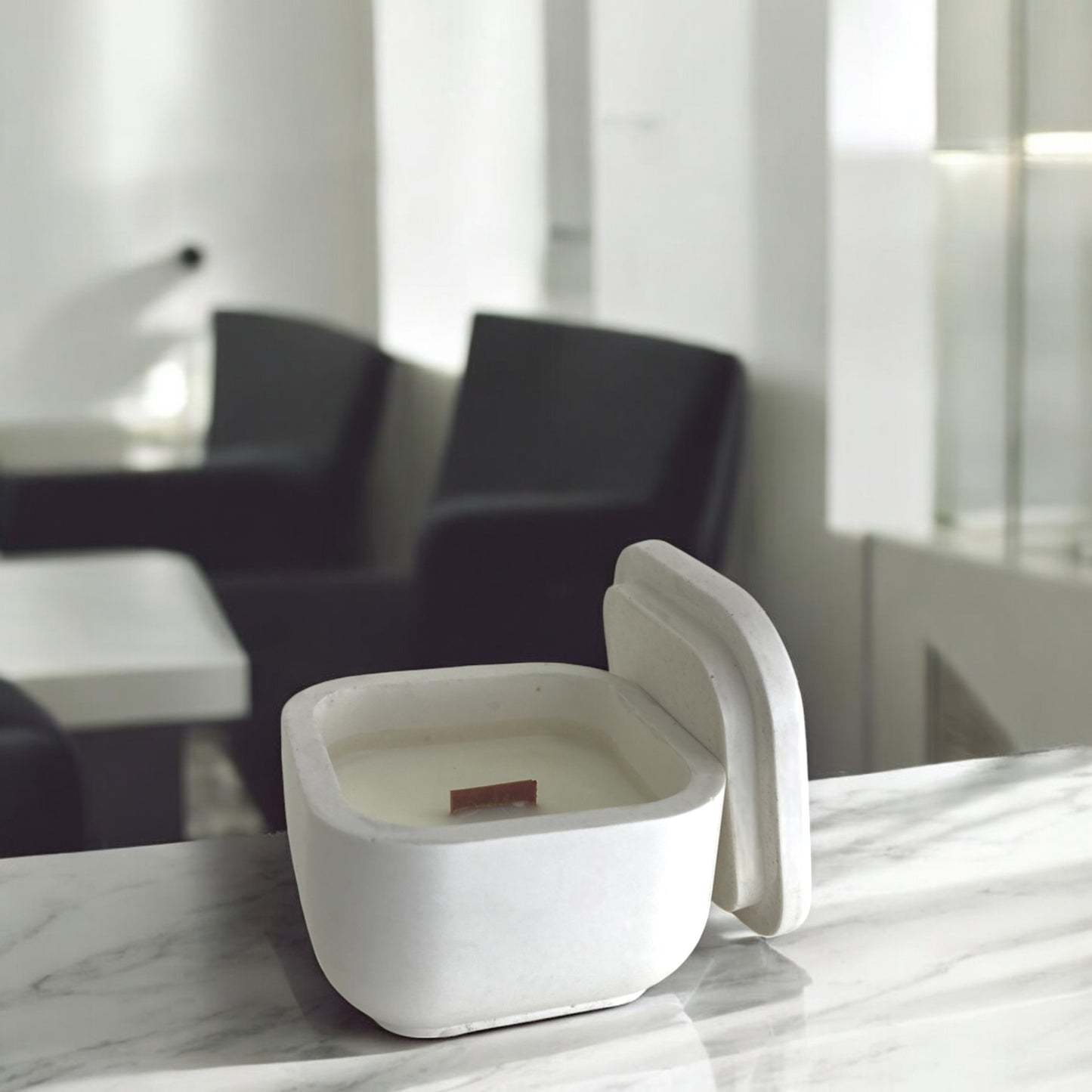 Bougie Nara parfumée, fabriquée en France, dans un pot Jesmonite beige fait main, style épuré et élégant – HO'MAHA.