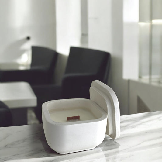 Bougie Nara parfumée, fabriquée en France, dans un pot Jesmonite beige fait main, style épuré et élégant – HO'MAHA.