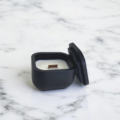 Bougie Nara parfumée, fabriquée en France, dans un pot Jesmonite noir fait main, style épuré et élégant – HO'MAHA.