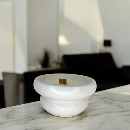 Bougie petra parfumée, fabriquée en France, dans un pot Jesmonite beige fait main, style épuré et élégant – HO'MAHA.