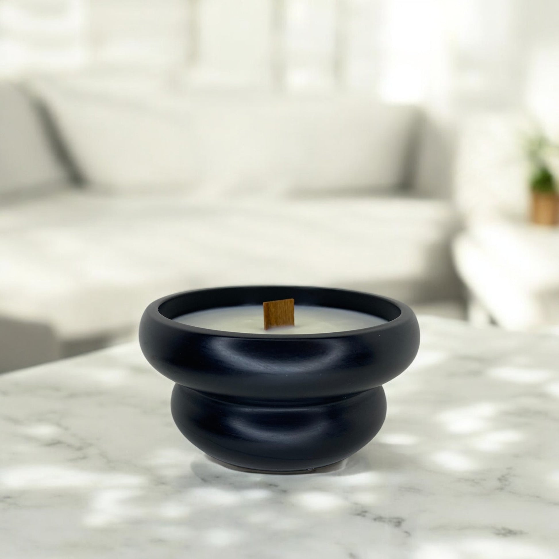Bougie petra parfumée, fabriquée en France, dans un pot Jesmonite noir fait main, style épuré et élégant – HO'MAHA.