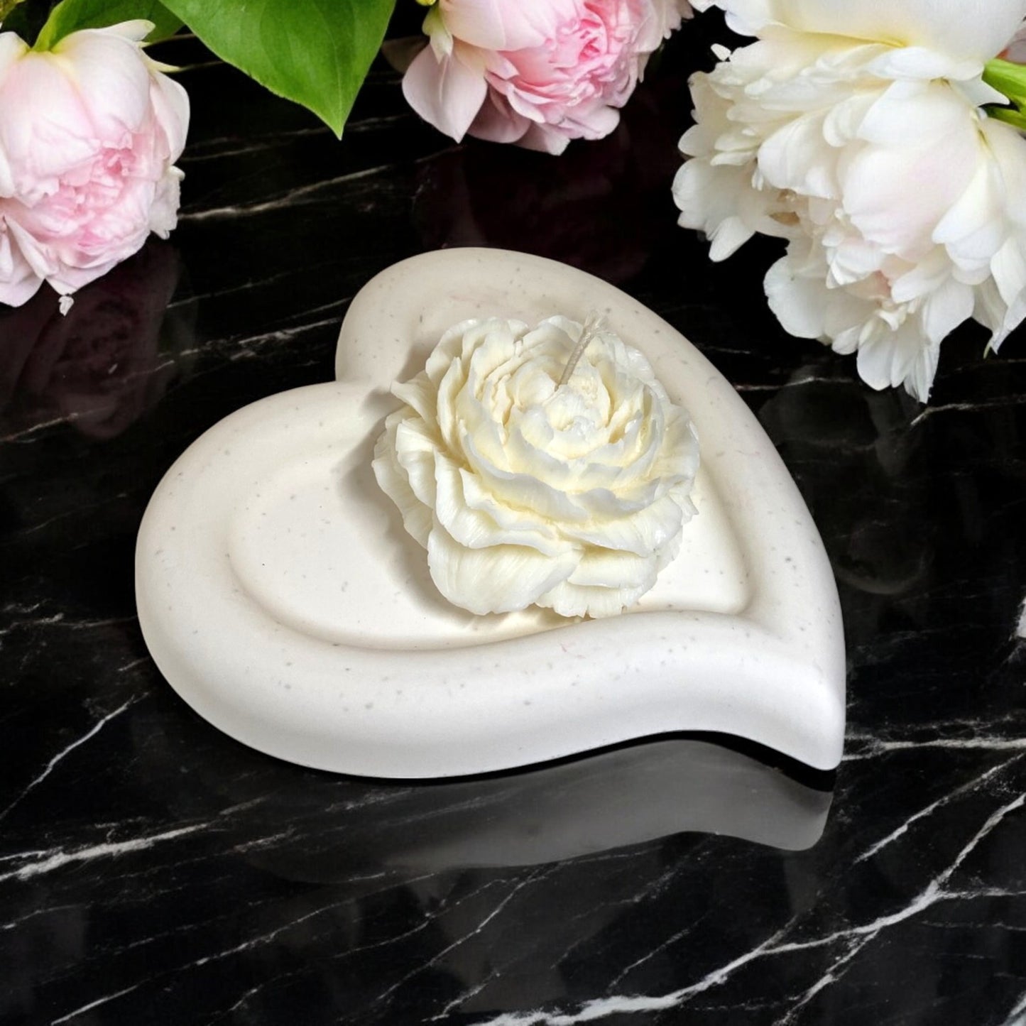 Bougie décorative parfumée en cire végétale, forme de pivoine, couleur blanche, fabriquée à la main – HO'MAHA.