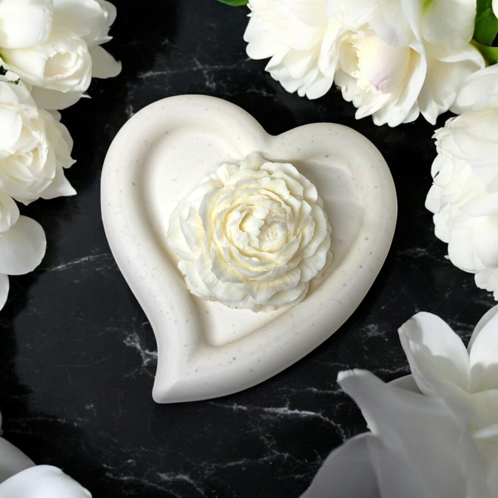 Bougie décorative parfumée en cire végétale, forme de pivoine, couleur blanche, fabriquée à la main – HO'MAHA.