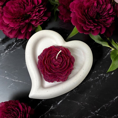 Bougie décorative parfumée en cire végétale, forme de pivoine, couleur rouge bordeau, fabriquée à la main – HO'MAHA.