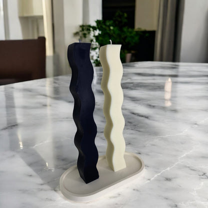 Bougie Santorin artisanale design en cire de soja, parfumée, décoration d'intérieur minimaliste, couleur noir et clair, forme colonne ondulé – HO'MAHA.