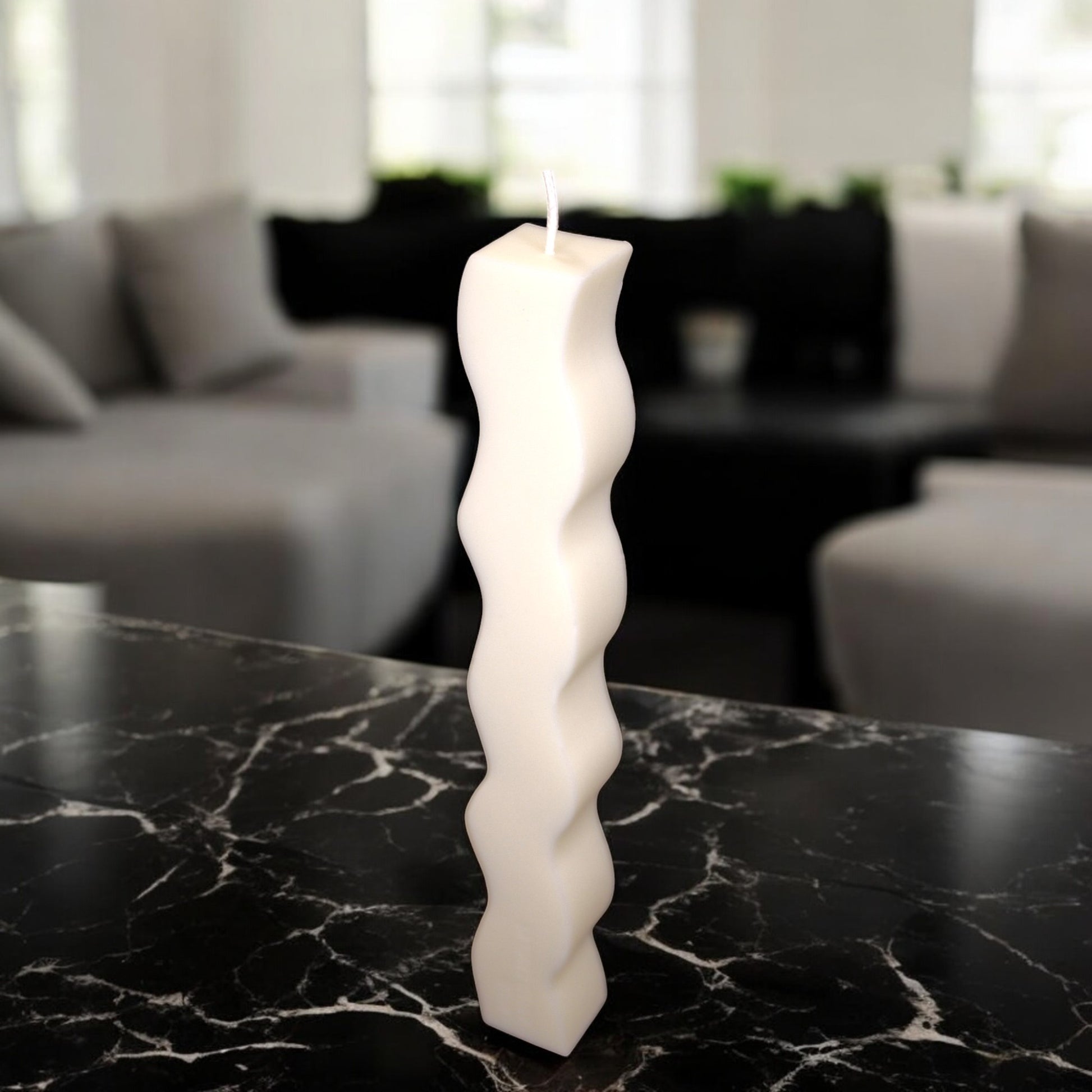 Bougie Santorin artisanale design en cire de soja, parfumée, décoration d'intérieure minimaliste, couleur clair, forme colonne ondulé – HO'MAHA.