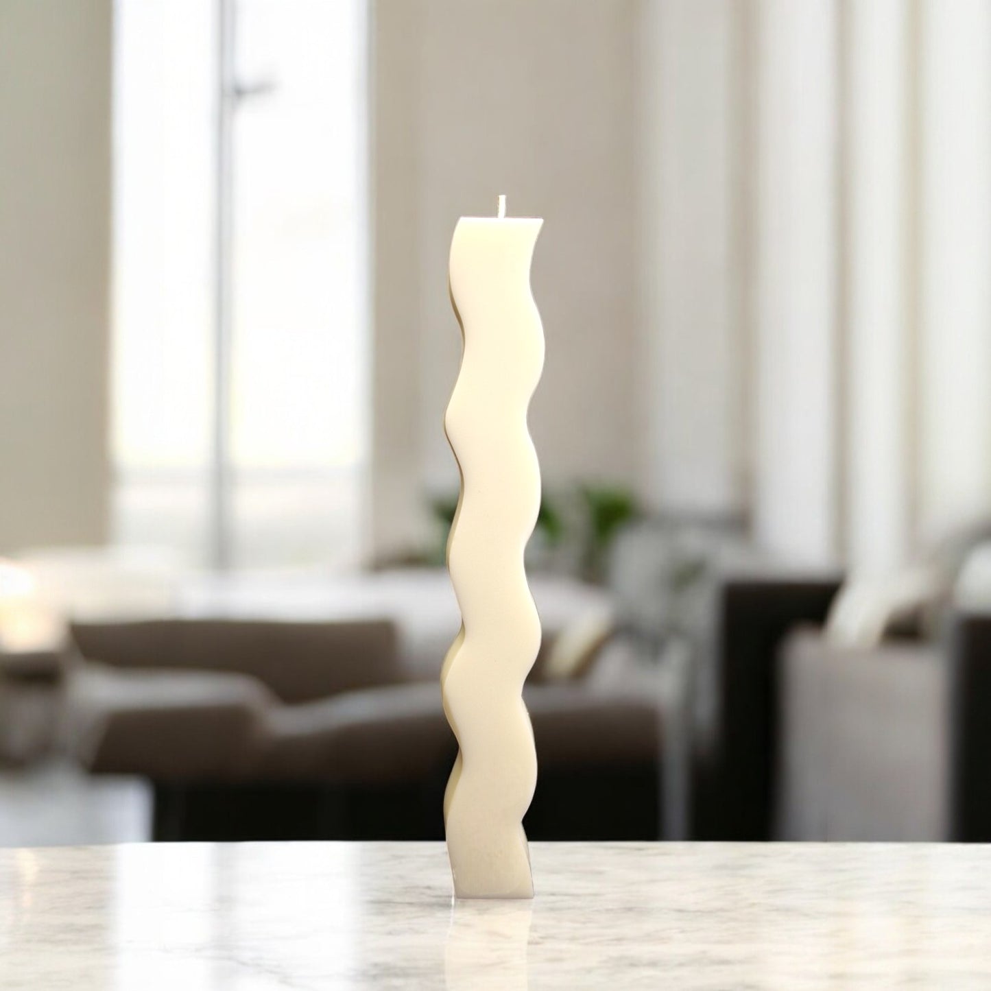 Bougie Santorin artisanale design en cire de soja, parfumée, décoration d'intérieur minimaliste, couleur clair, forme colonne ondulé – HO'MAHA.
