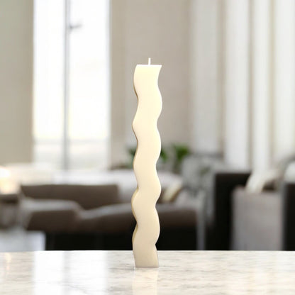 Bougie Santorin artisanale design en cire de soja, parfumée, décoration d'intérieur minimaliste, couleur clair, forme colonne ondulé – HO'MAHA.
