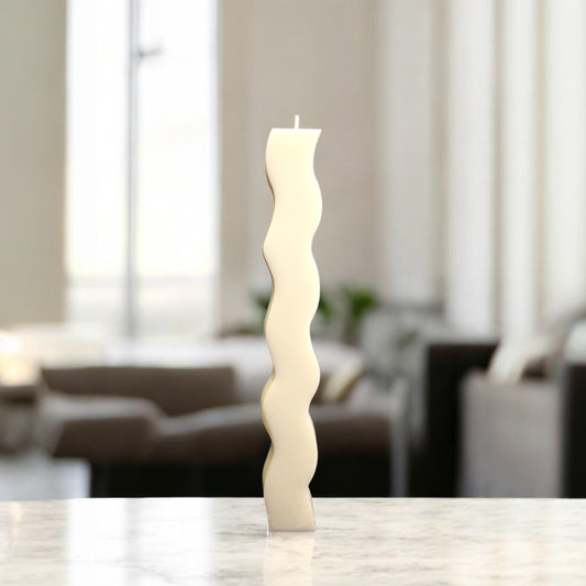 Bougie Santorin artisanale design en cire de soja, parfumée, décoration d'intérieur minimaliste, couleur clair, forme colonne ondulé – HO'MAHA.
