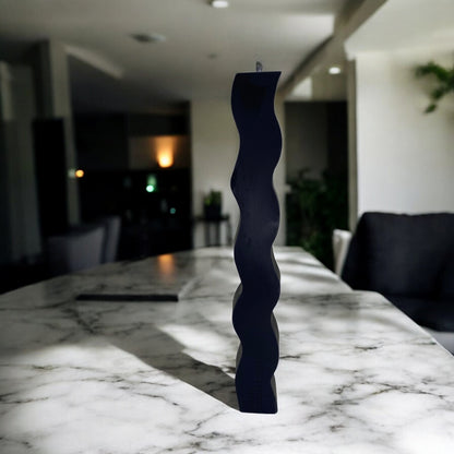 Bougie Santorin artisanale design en cire de soja, parfumée, décoration d'intérieur minimaliste, couleur noir, forme colonne ondulé – HO'MAHA.