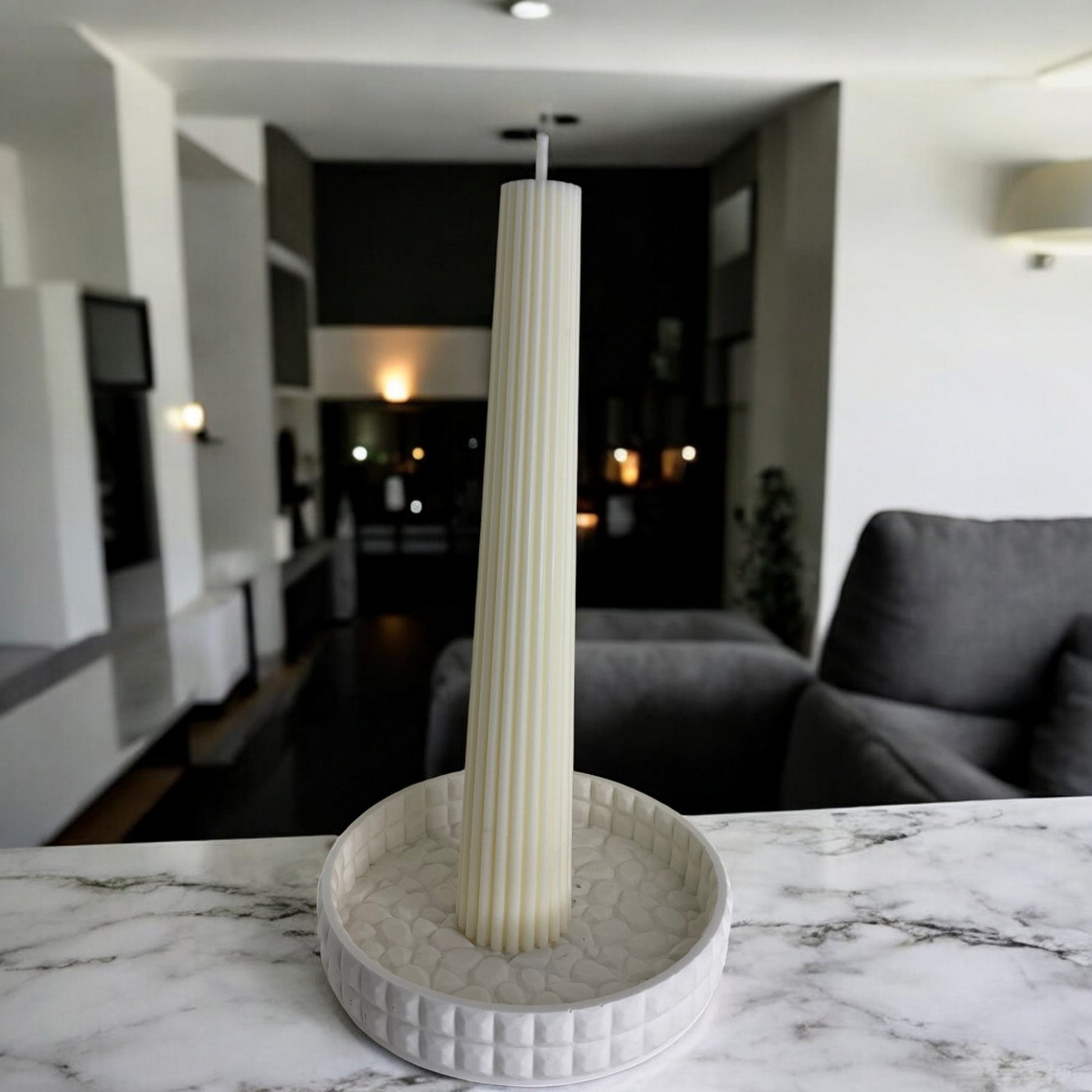 Bougie Syracuse, sculptée en forme de chandelle crénelé, cire végétale parfumée, idéale pour une ambiance cocooning et chaleureuse, couleur clair – HO'MAHA.
