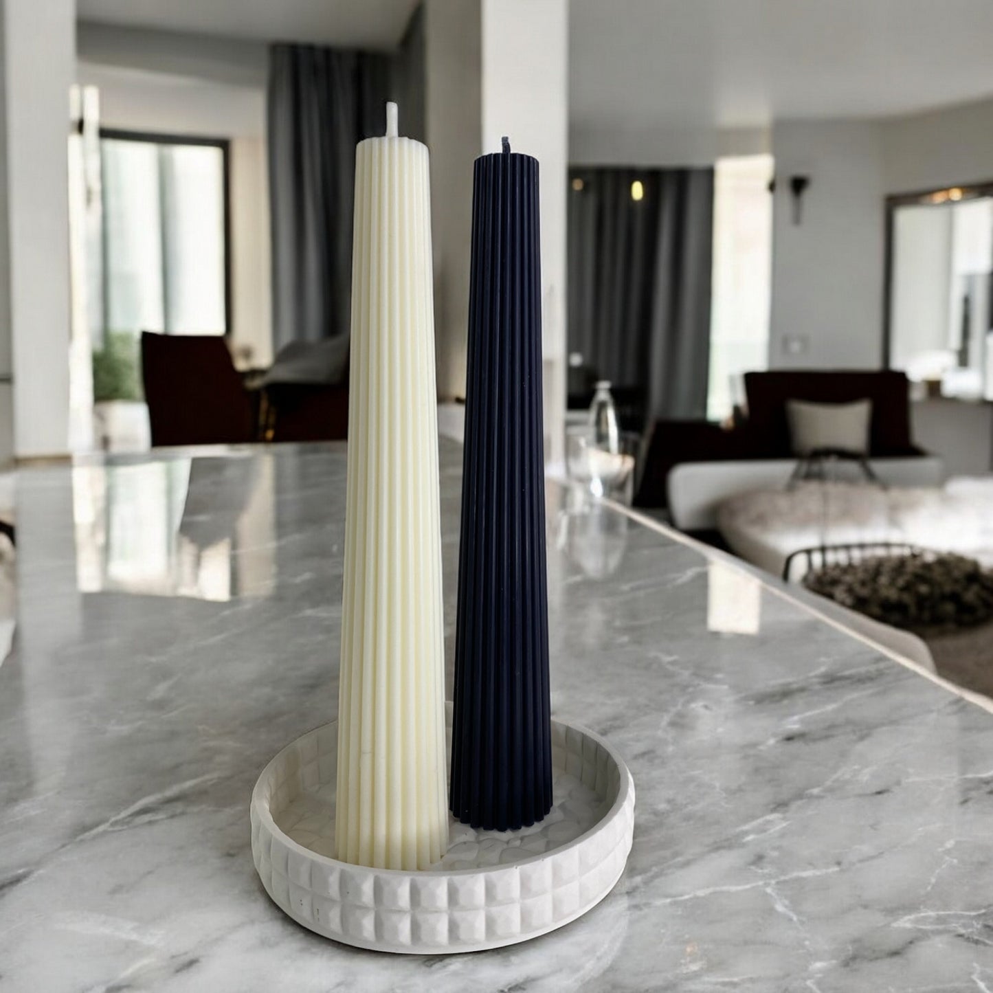 Bougie Syracuse, sculptée en forme de chandelle crénelé, cire végétale parfumée, idéale pour une ambiance cocooning et chaleureuse, couleur noir et clair – HO'MAHA.