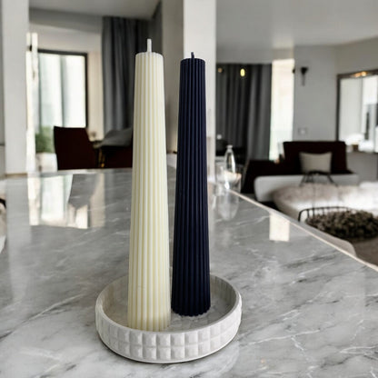 Bougie Syracuse, sculptée en forme de chandelle crénelé, cire végétale parfumée, idéale pour une ambiance cocooning et chaleureuse, couleur noir et clair – HO'MAHA.