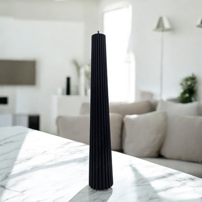 Bougie Syracuse, sculptée en forme de chandelle crénelé, cire végétale parfumée, idéale pour une ambiance cocooning et chaleureuse, couleur clair – HO'MAHA.