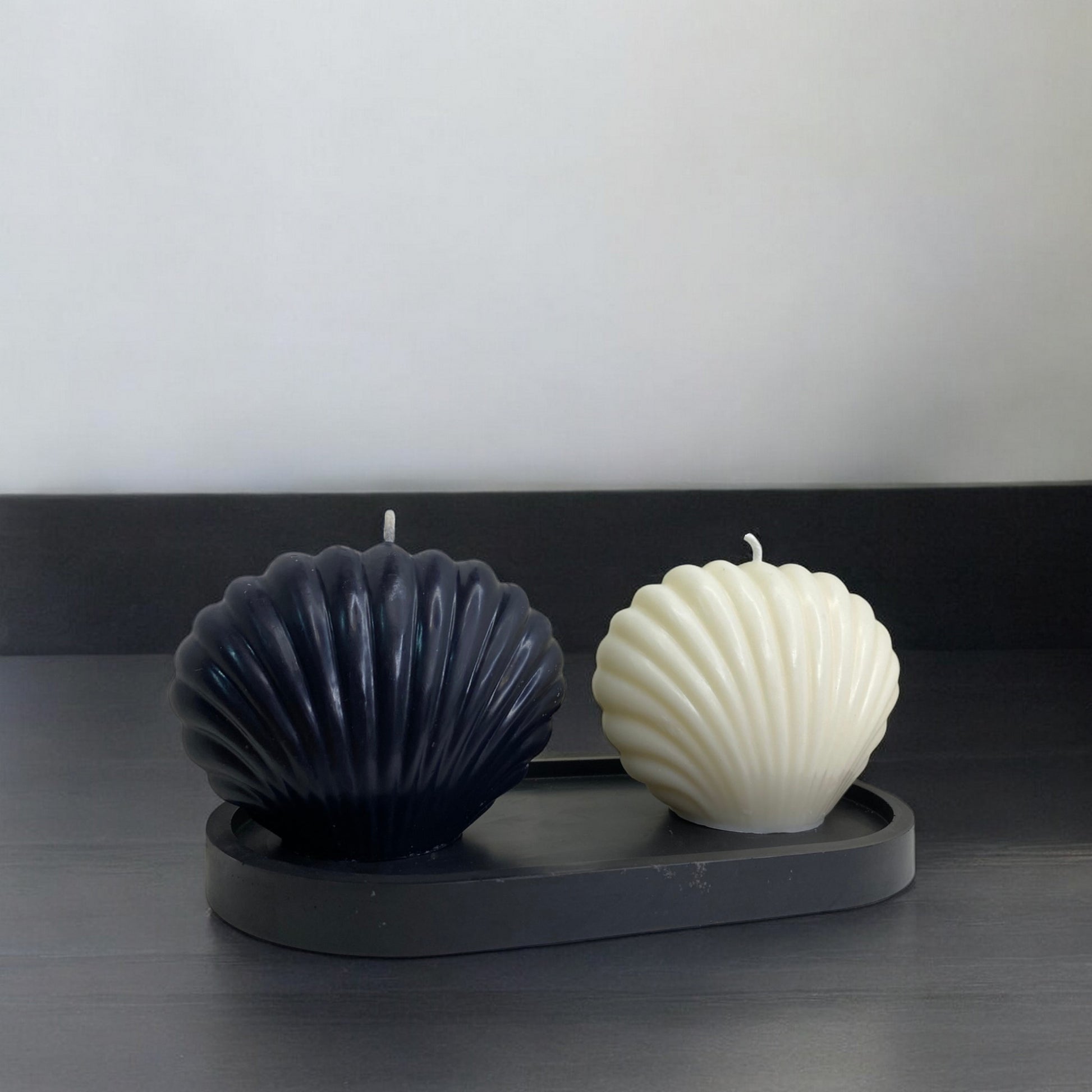 Bougie sculptée en forme de coquillage, cire végétale parfumée, idéale pour une ambiance cocooning et chaleureuse, couleur noir et clair – HO'MAHA.