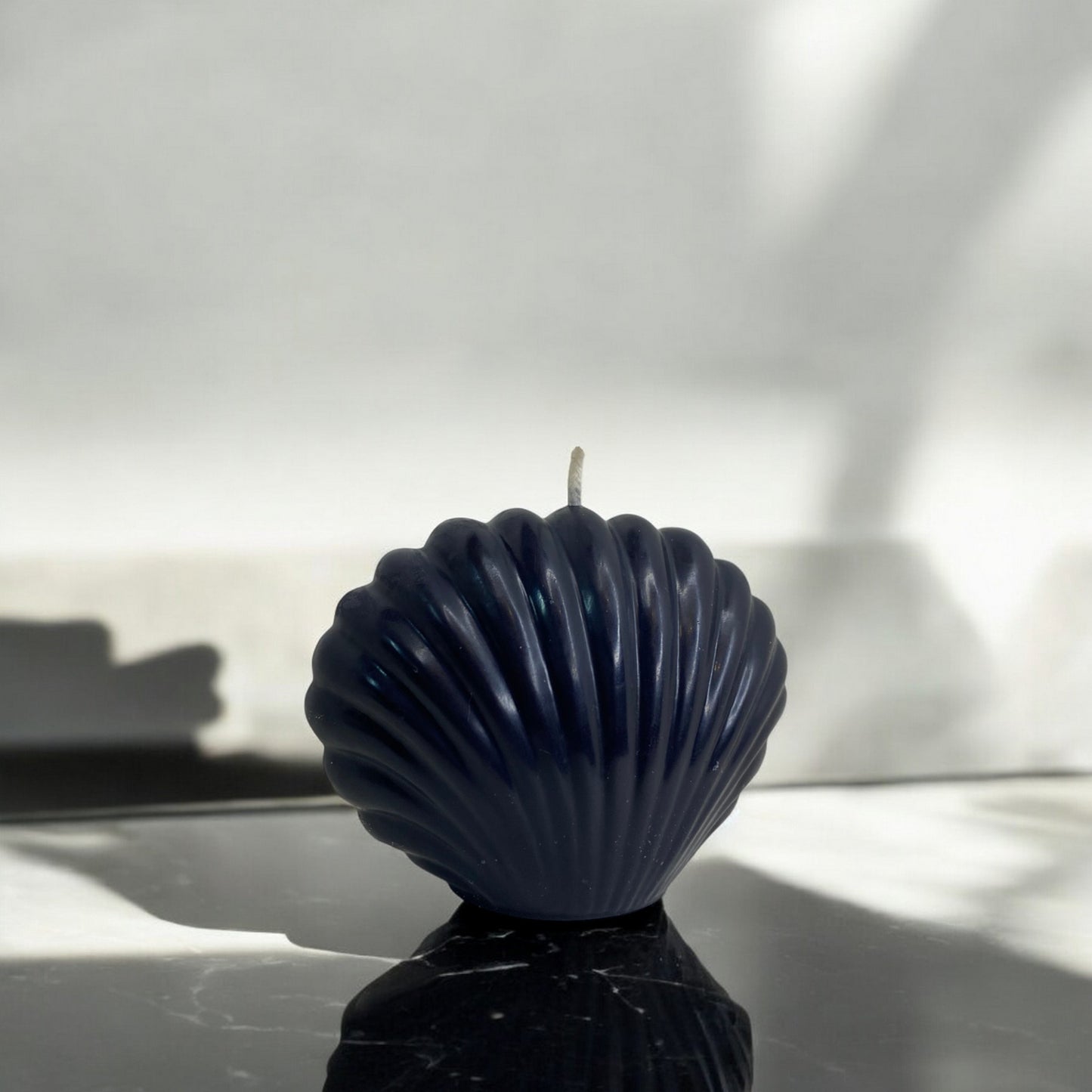 Bougie sculptée en forme de coquillage, cire végétale parfumée, idéale pour une ambiance cocooning et chaleureuse, couleur noir – HO'MAHA.