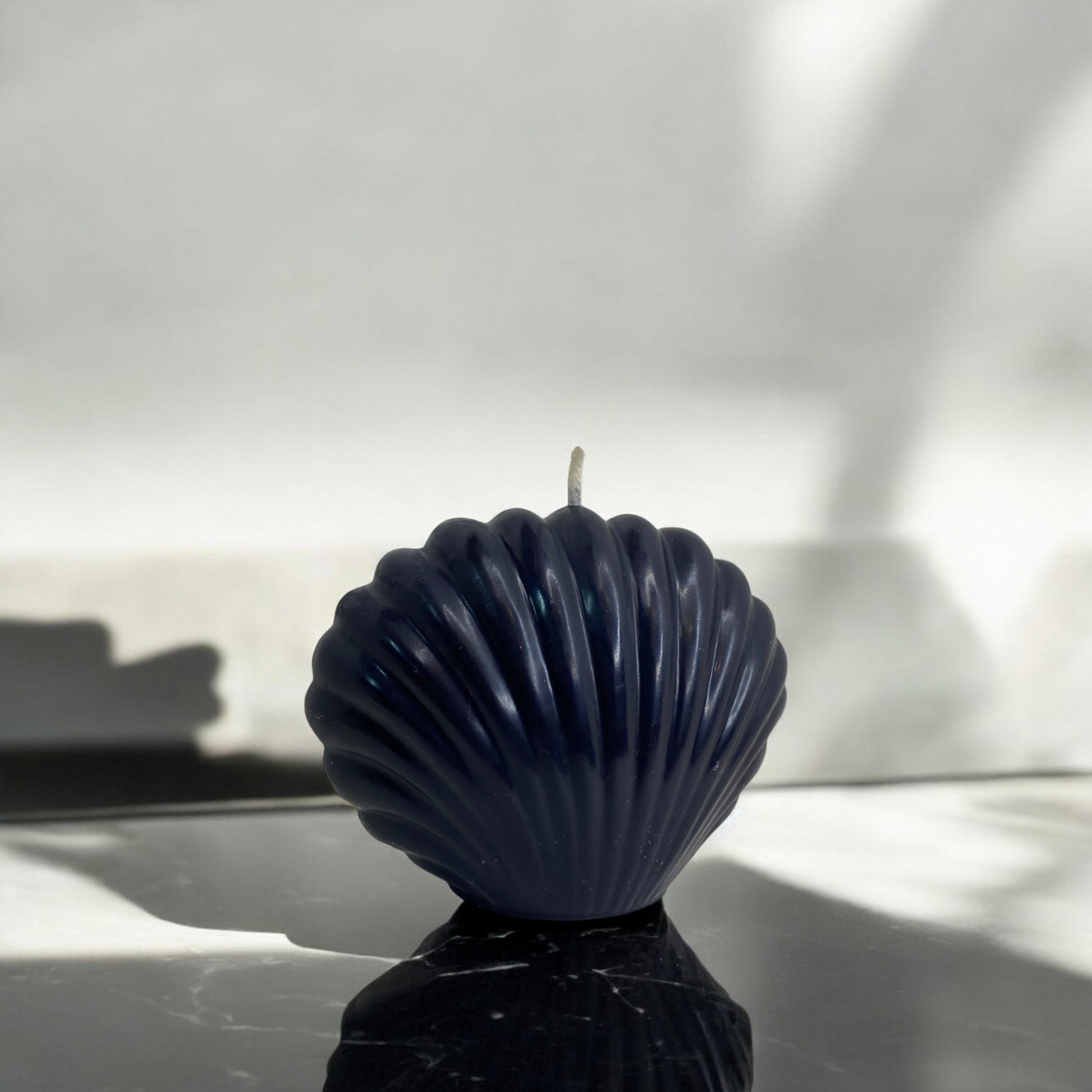 Bougie sculptée en forme de coquillage, cire végétale parfumée, idéale pour une ambiance cocooning et chaleureuse, couleur noir – HO'MAHA.