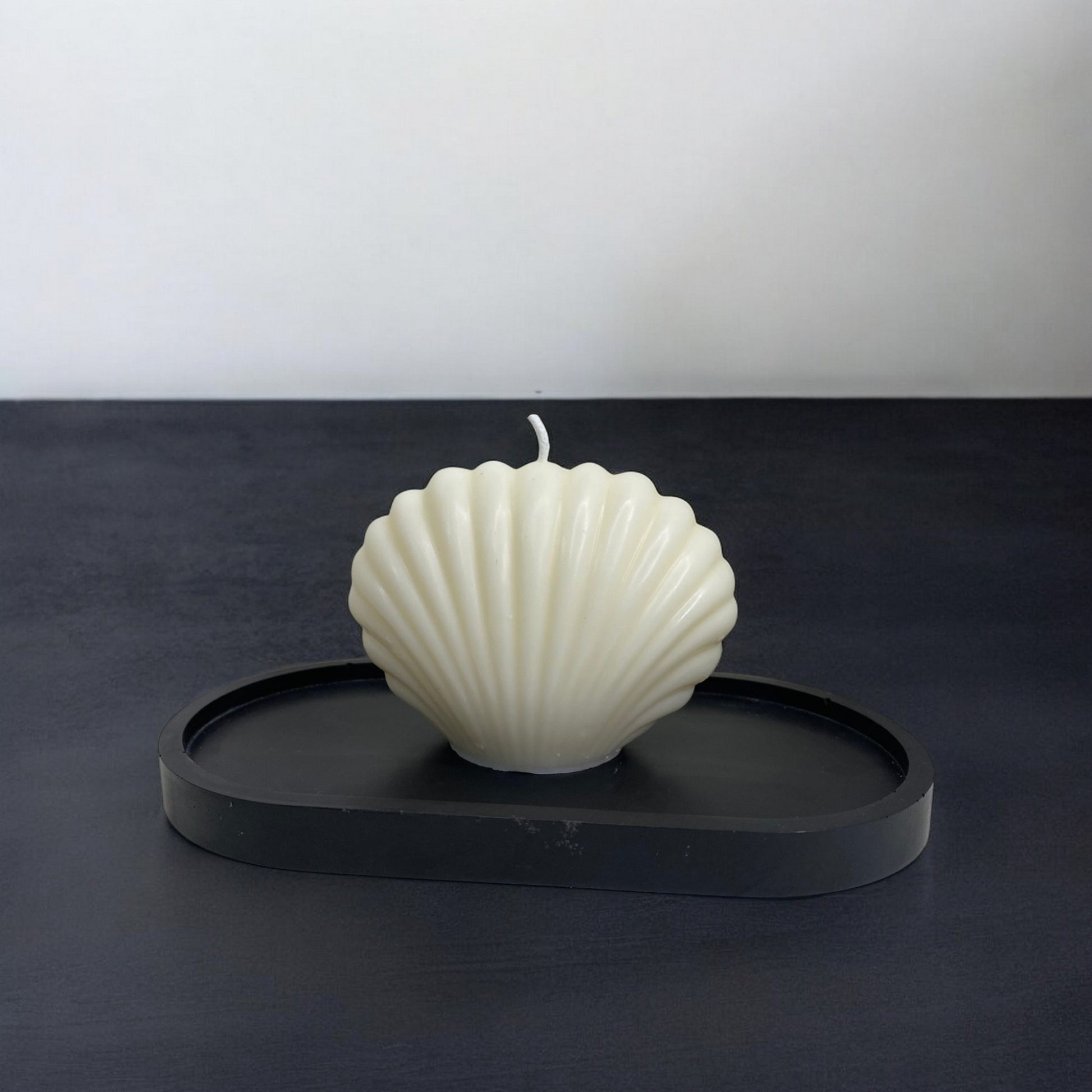 Bougie sculptée en forme de coquillage, cire végétale parfumée, idéale pour une ambiance cocooning et chaleureuse, couleur clair – HO'MAHA.